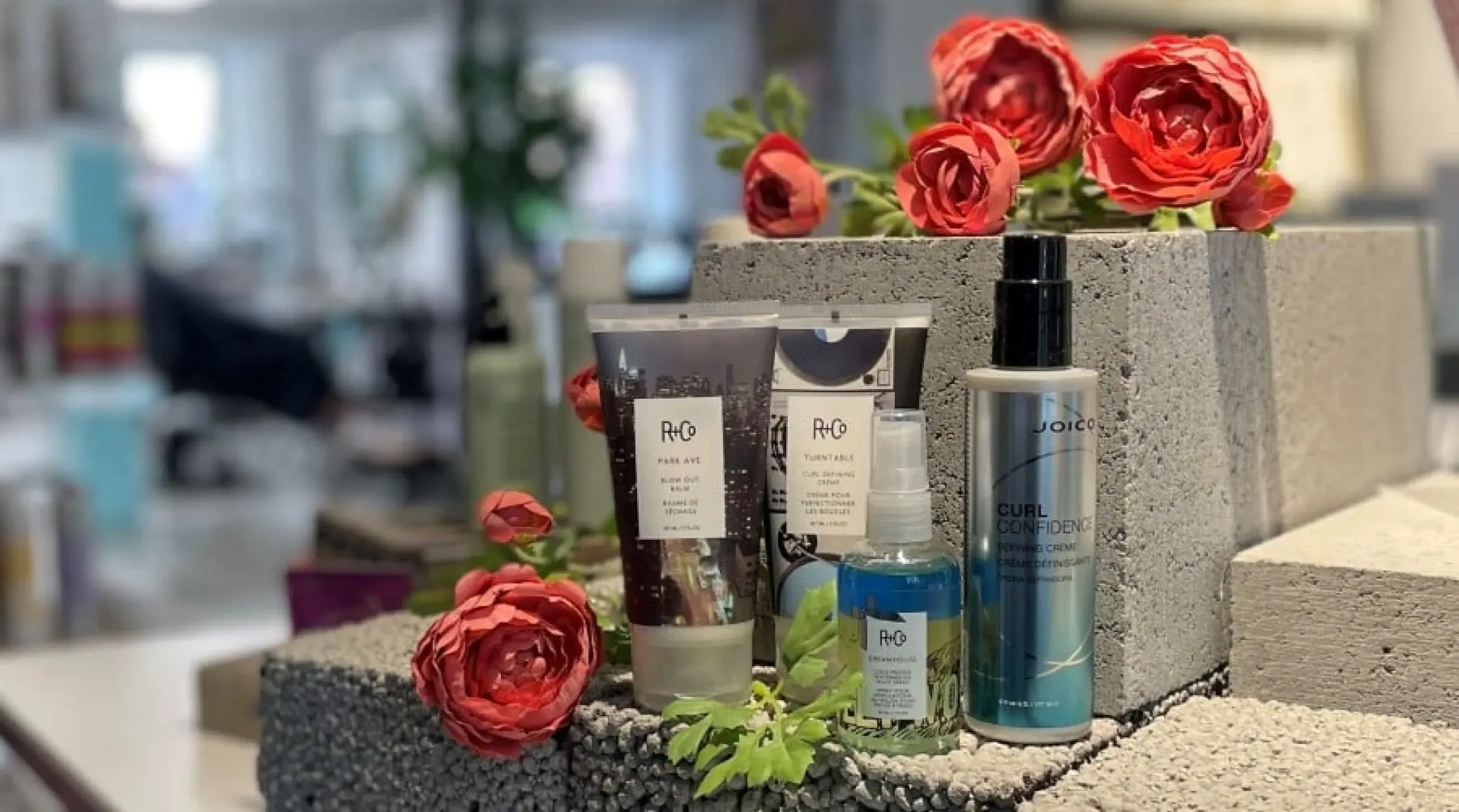 Stylade lockar efter behandling och produktval hos BOSSES Hår & Styling