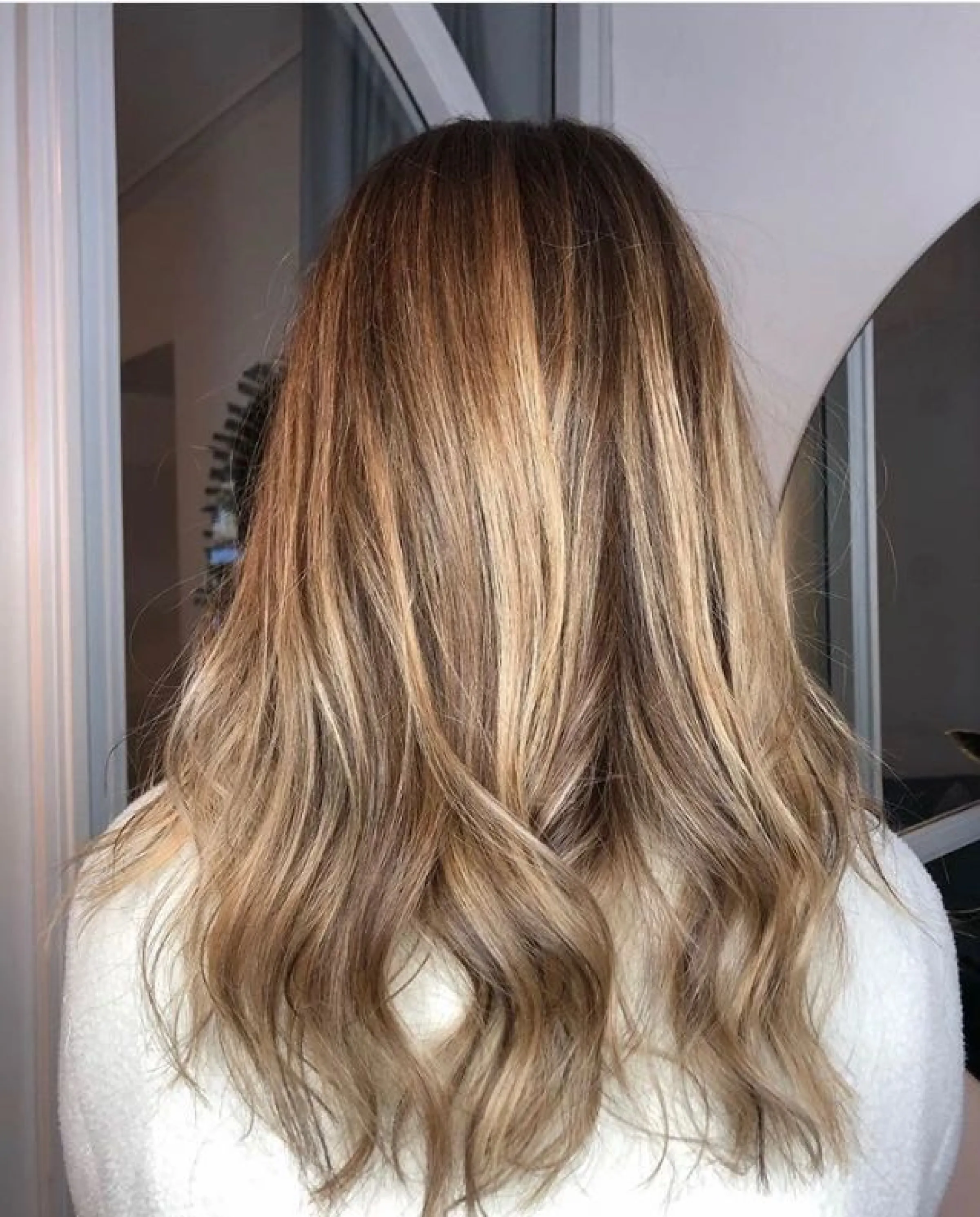 kvinna-som-fargat-balayage-hos-bosses-har-och-stil