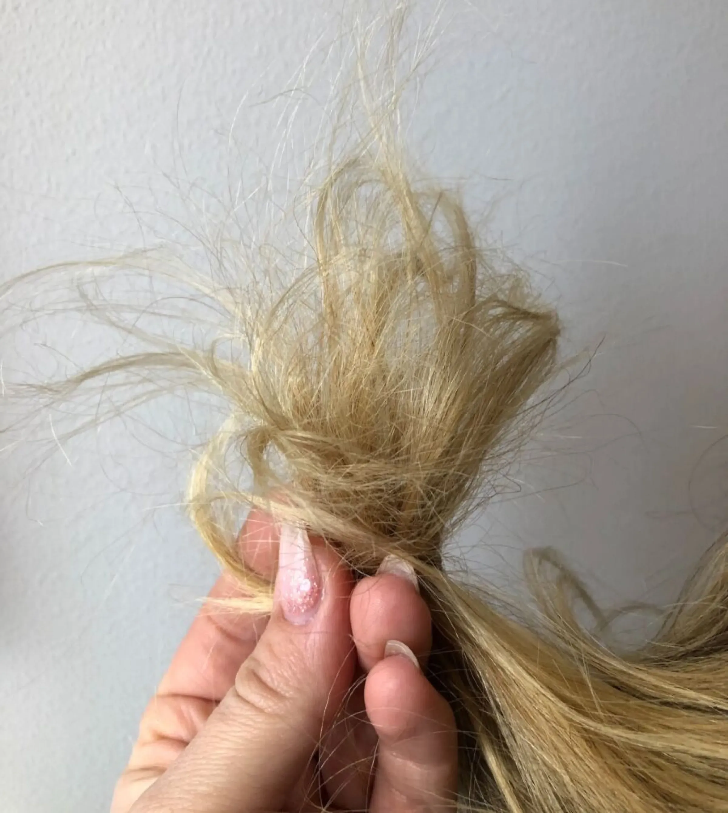 torrt hår och kluvna toppar