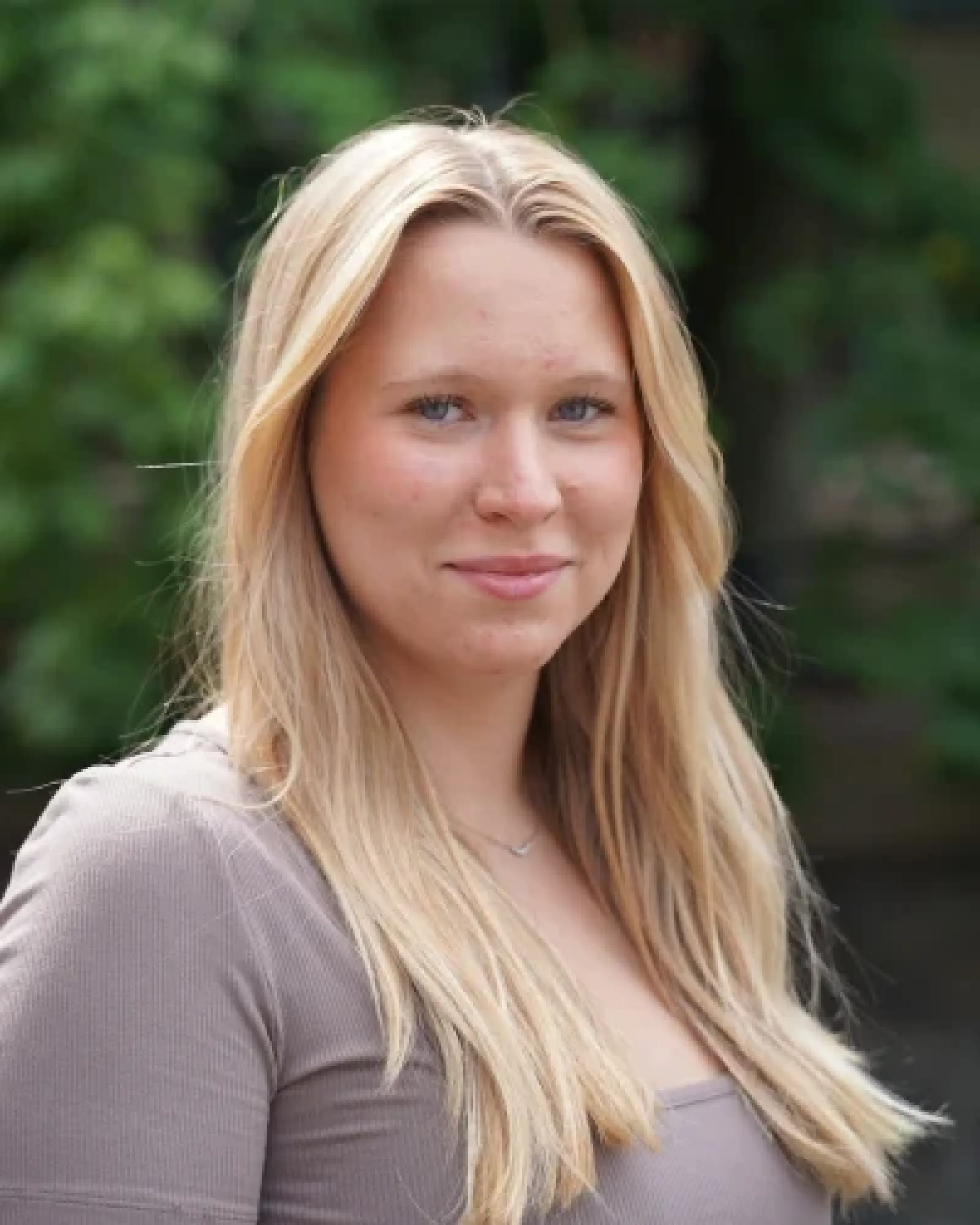 Porträtt av Linnea, Junior Stylist på Bosses Hår & Styling