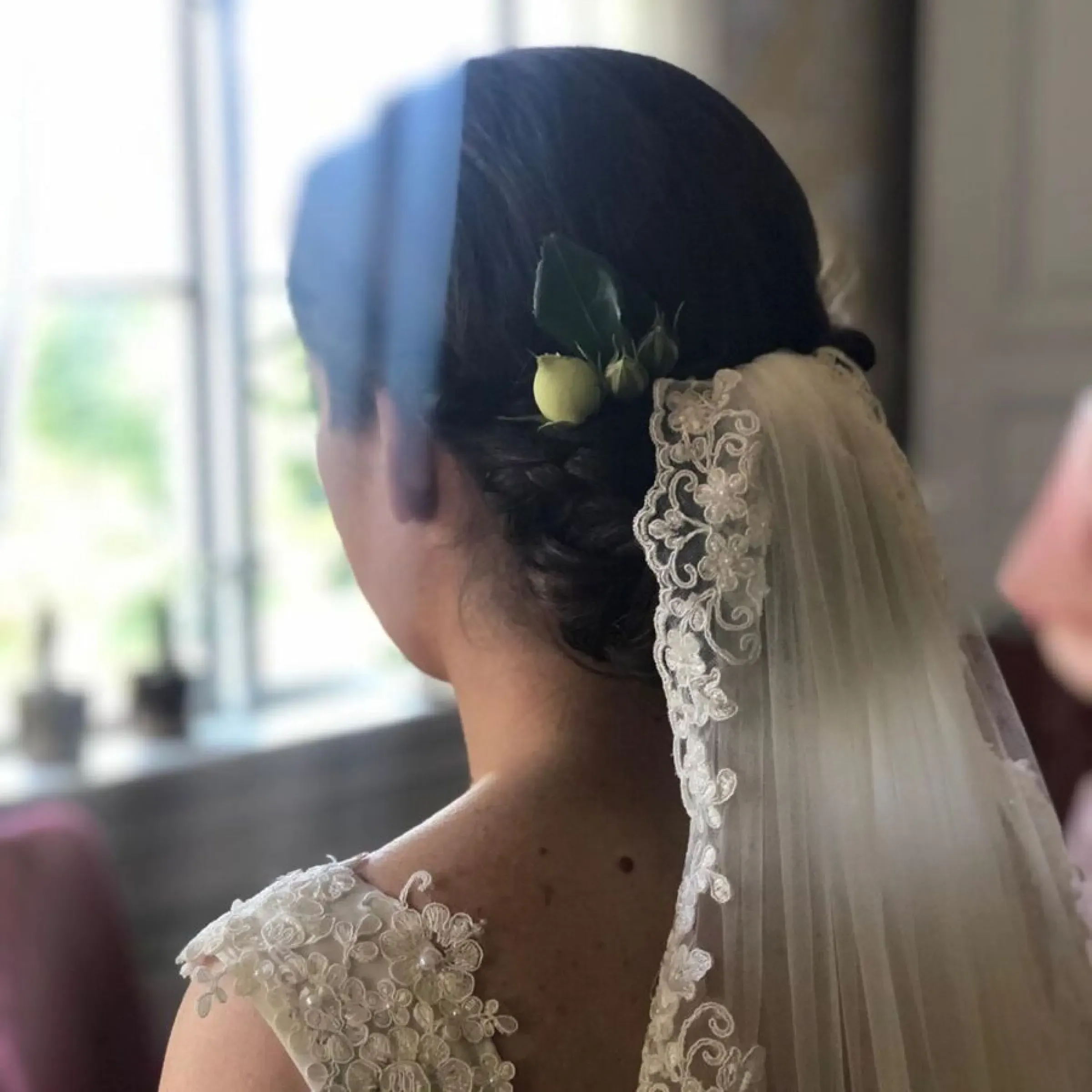 Bröllopsfrisyr med blommor och slöja – helupppsättning med flätor