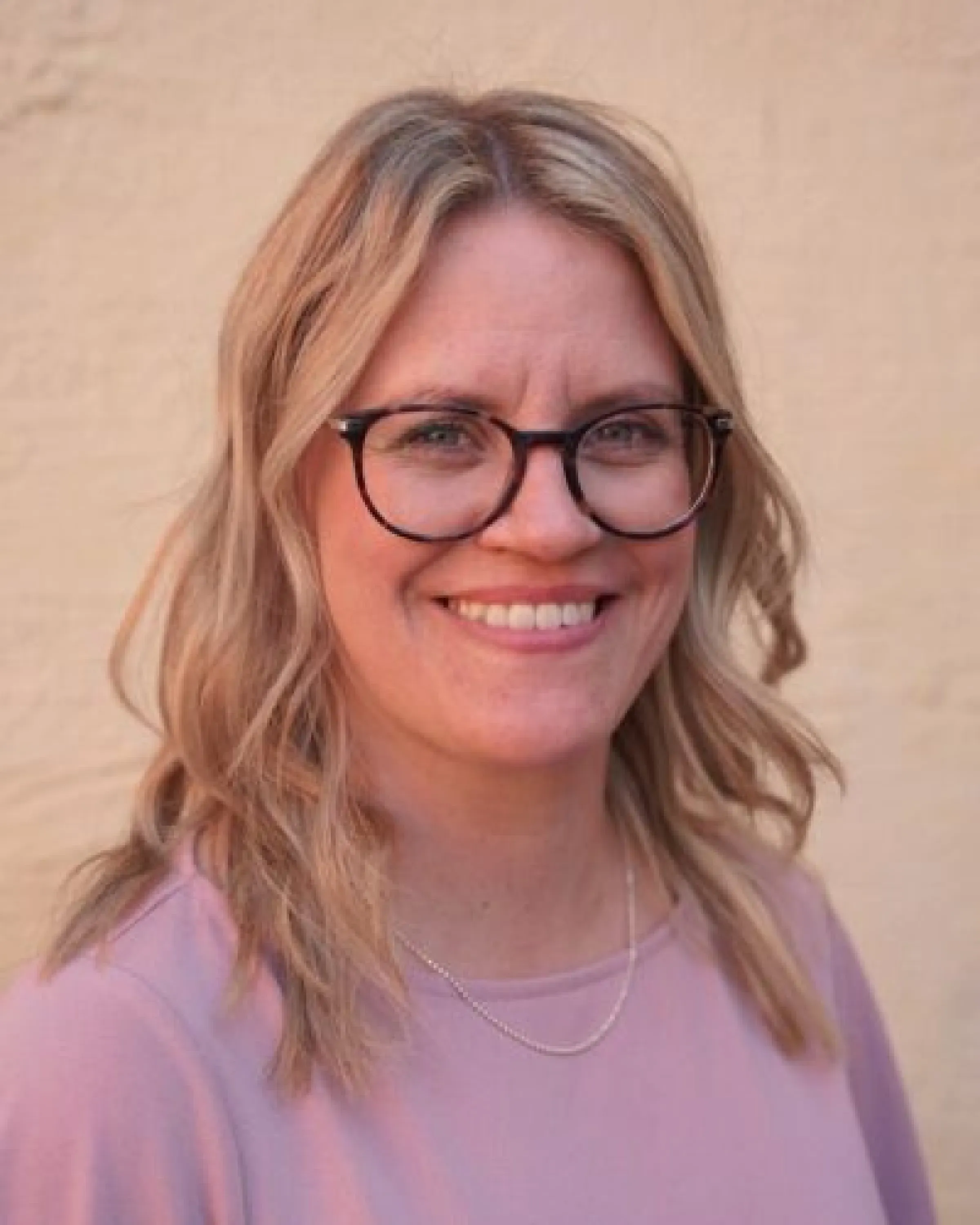 Porträtt av Lina, Advanced Stylist och Peruktekniker på Bosses